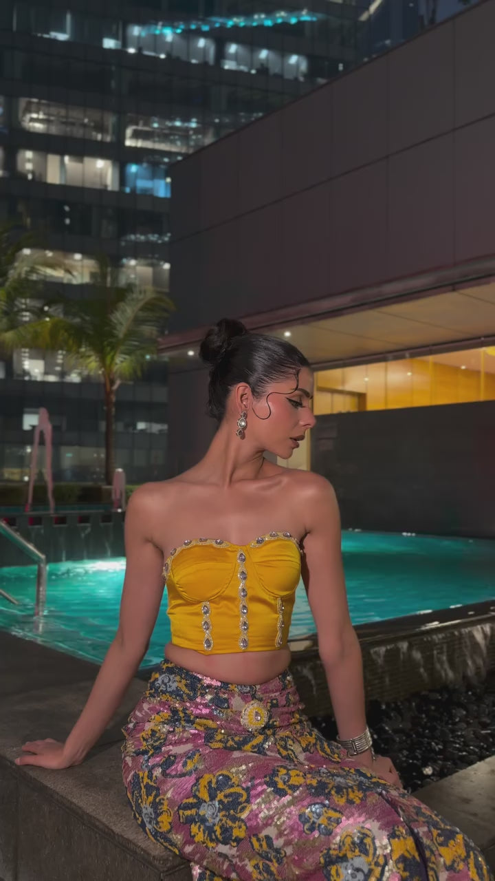 Video of the Pennello Claire set: silk corset with jewel embroidery and sequin drape skirt